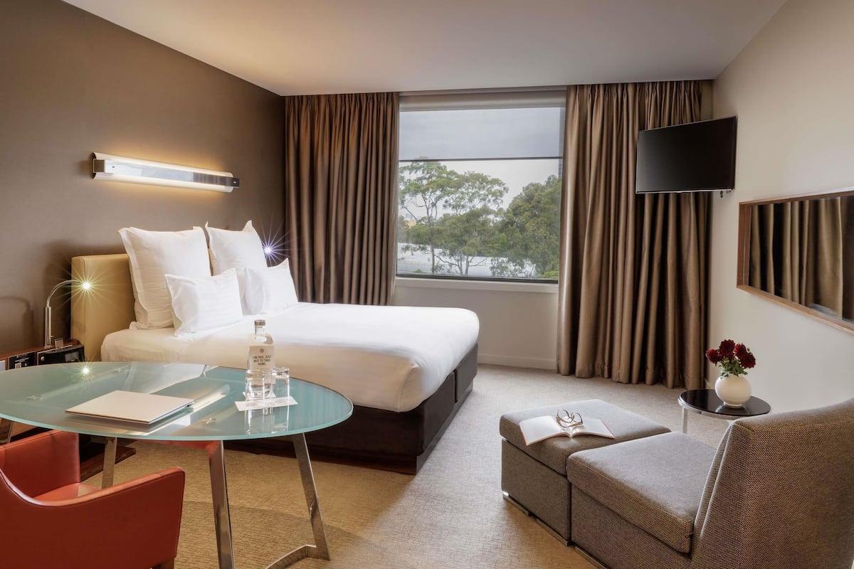 Superior Room, 1 King Bed | Premium bedding, minibar, in-room safe, desk