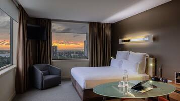Executive Room, 1 King Bed | Premium bedding, minibar, in-room safe, desk