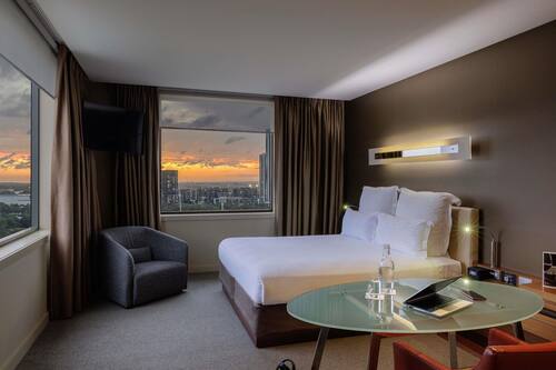 Executive Room, 1 King Bed | Premium bedding, minibar, in-room safe, desk
