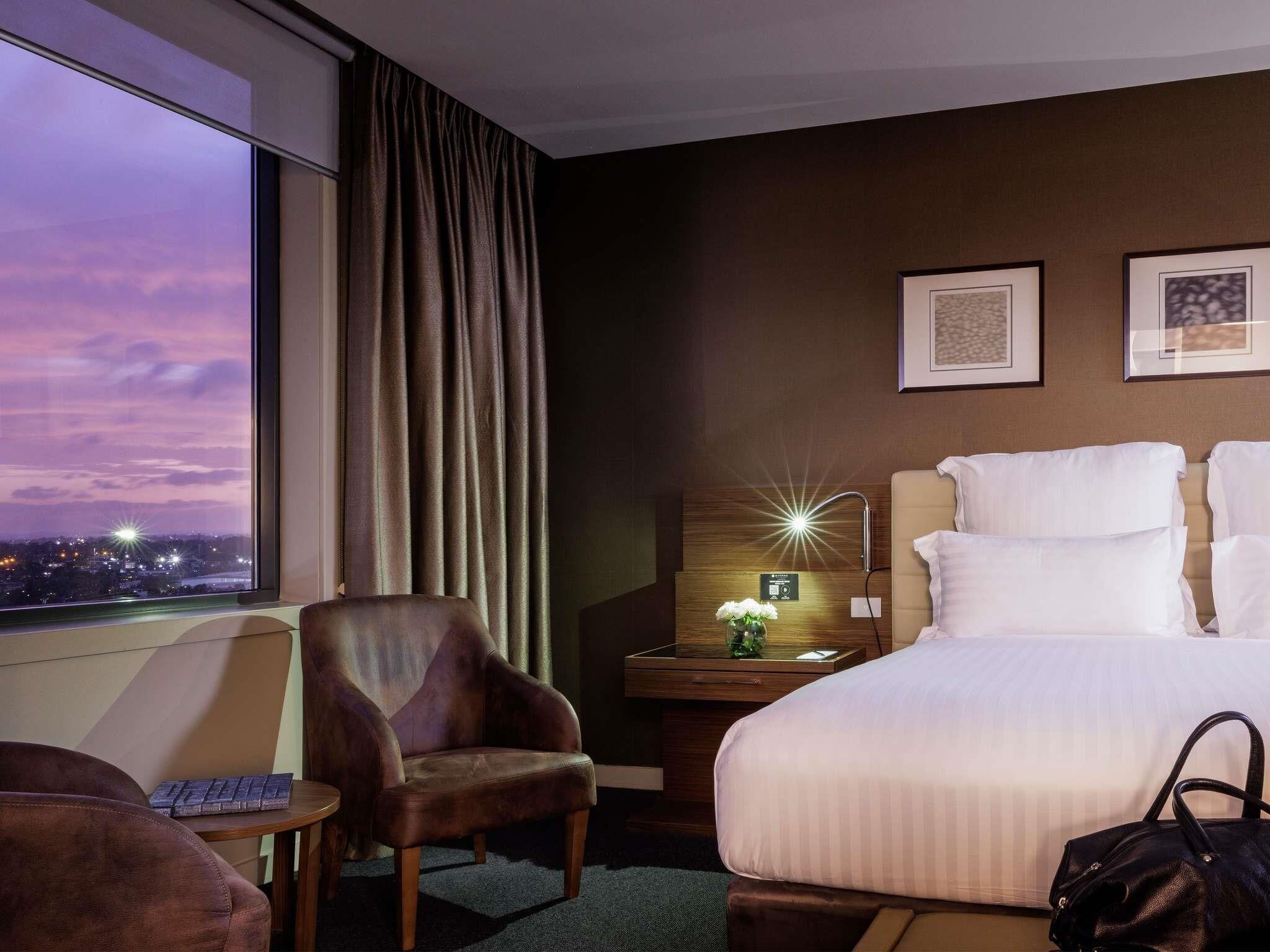 Executive Suite, 1 King Bed, Jetted Tub | Premium bedding, minibar, in-room safe, desk