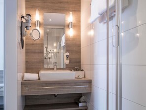Executive Suite, Berbilang Katil | Peralatan tempat tidur hipoalergenik, peti besi dalam bilik, meja 