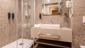 Ropa de cama hipoalergénica y caja de seguridad en la habitación