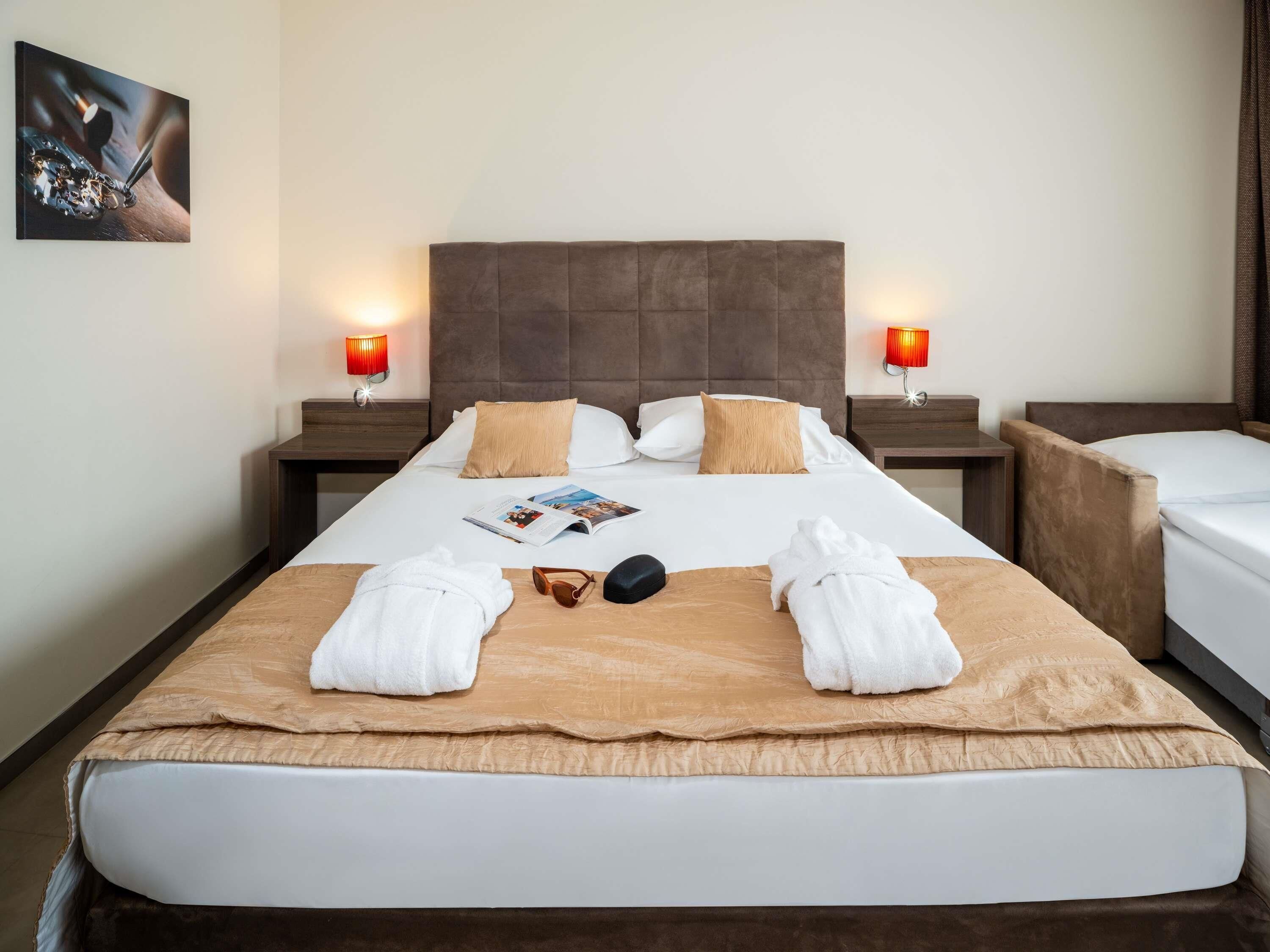 Hypo-allergenic bedding, in-room safe, desk, laptop workspace