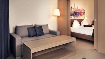 Suíte júnior, 1 cama de casal | Roupas de cama antialérgicas, cofres nos quartos, escrivaninha