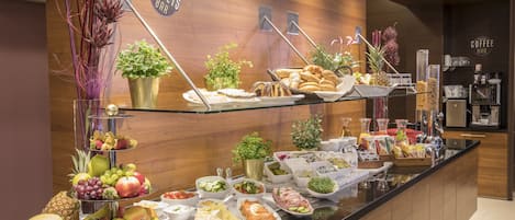 Petit déjeuner buffet servi les week-ends (20 EUR par personne)