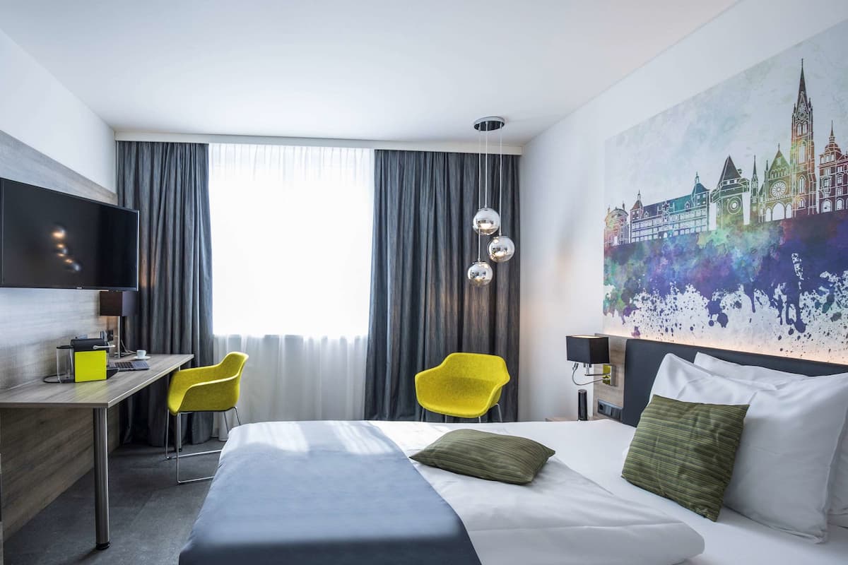 Privilege, Room, 1 Queen Bed | Hypo-allergenic bedding, in-room safe, desk, laptop workspace