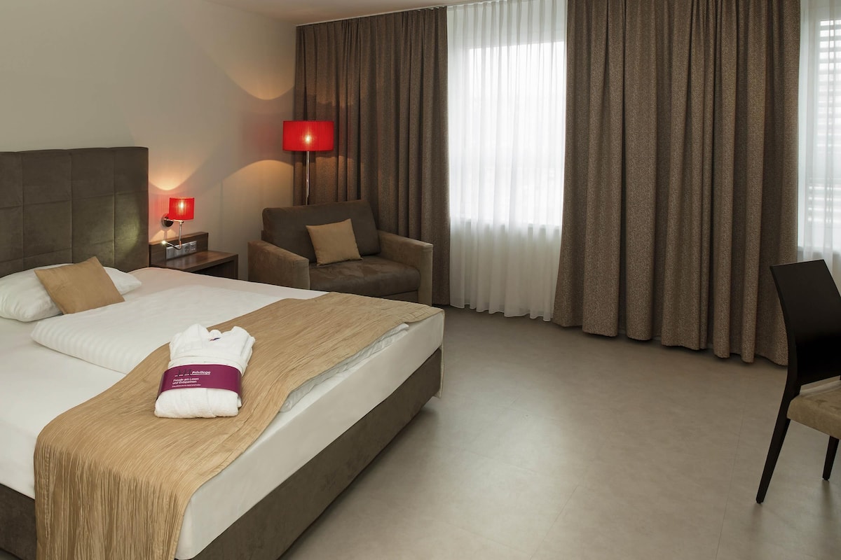 Privilege, Room, 1 Queen Bed | Hypo-allergenic bedding, in-room safe, desk, laptop workspace