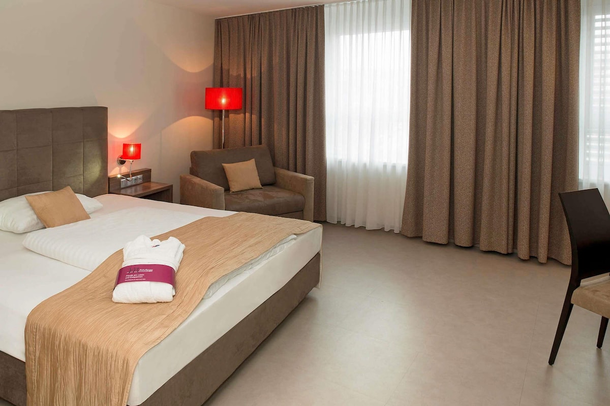 Privilege, Room, 1 Queen Bed | Hypo-allergenic bedding, in-room safe, desk, laptop workspace