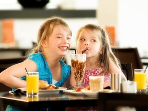 Sarapan, makan tengah hari dihidangkan; masakan Asia, taman 