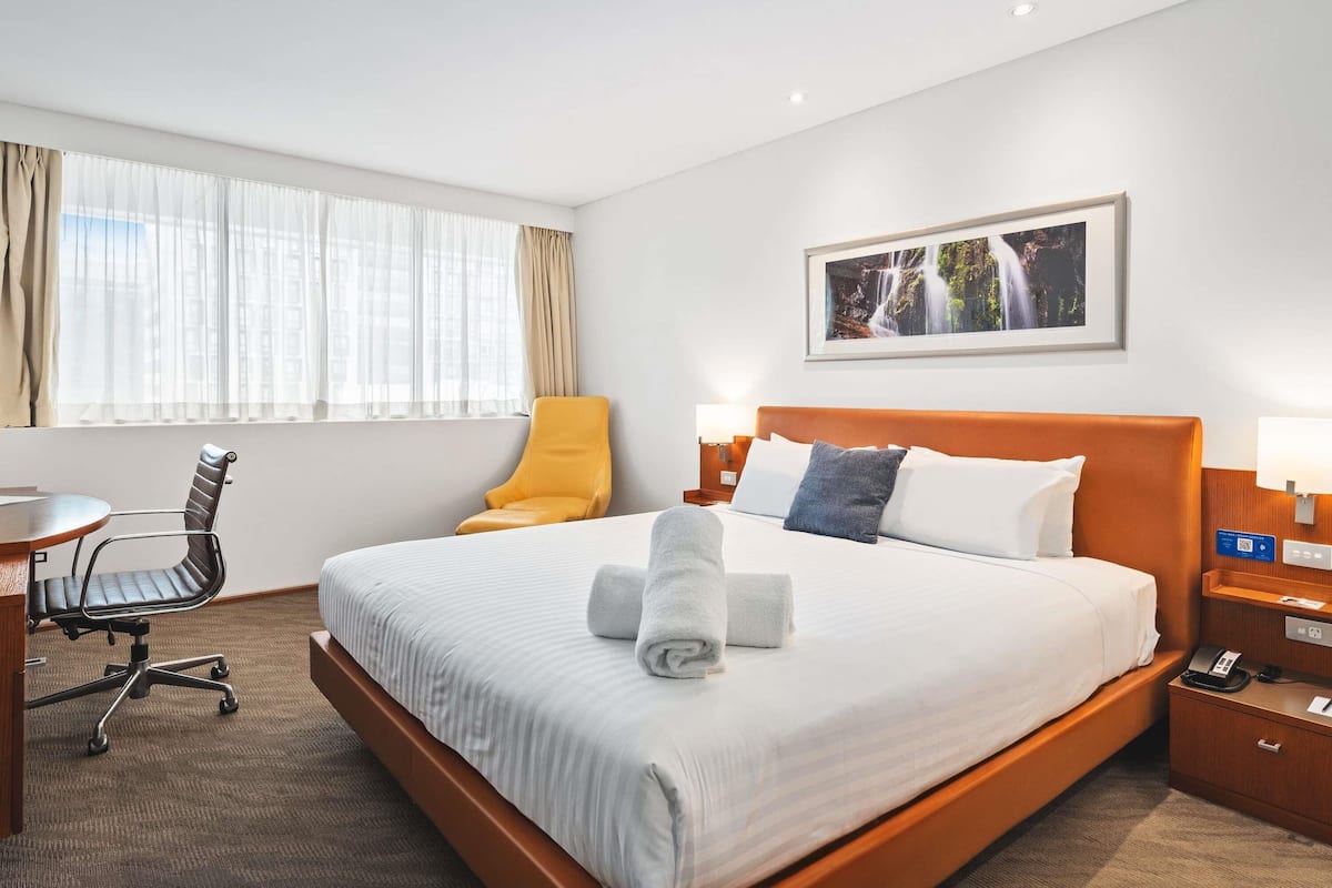 Habitación estándar, 1 cama King size | 1 habitación, caja de seguridad en la habitación y muebles diferentes