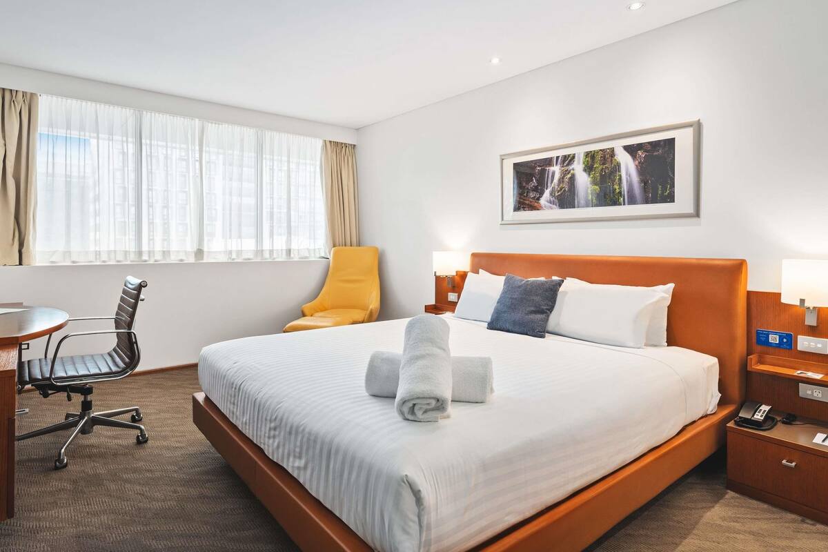 Standard Room, 1 King Bed | In-room safe, desk, laptop workspace, blackout drapes