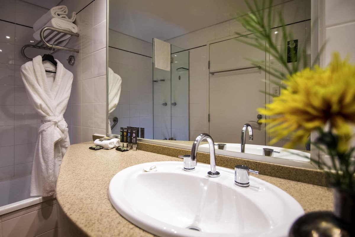 1 habitación, caja de seguridad en la habitación y muebles diferentes