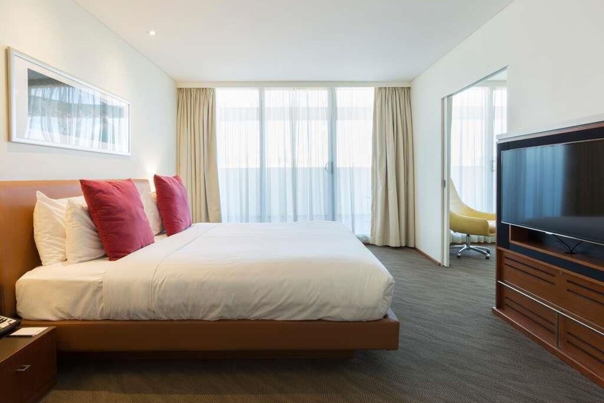 Suite, 1 Tempat Tidur King, balkon | Brankas, meja kerja, ruang kerja ramah laptop, dan tirai kedap cahaya
