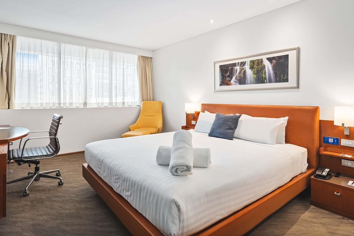 Rom – standard, 1 kingsize-seng | Safe på rommet, individuelt innredet og skrivebord