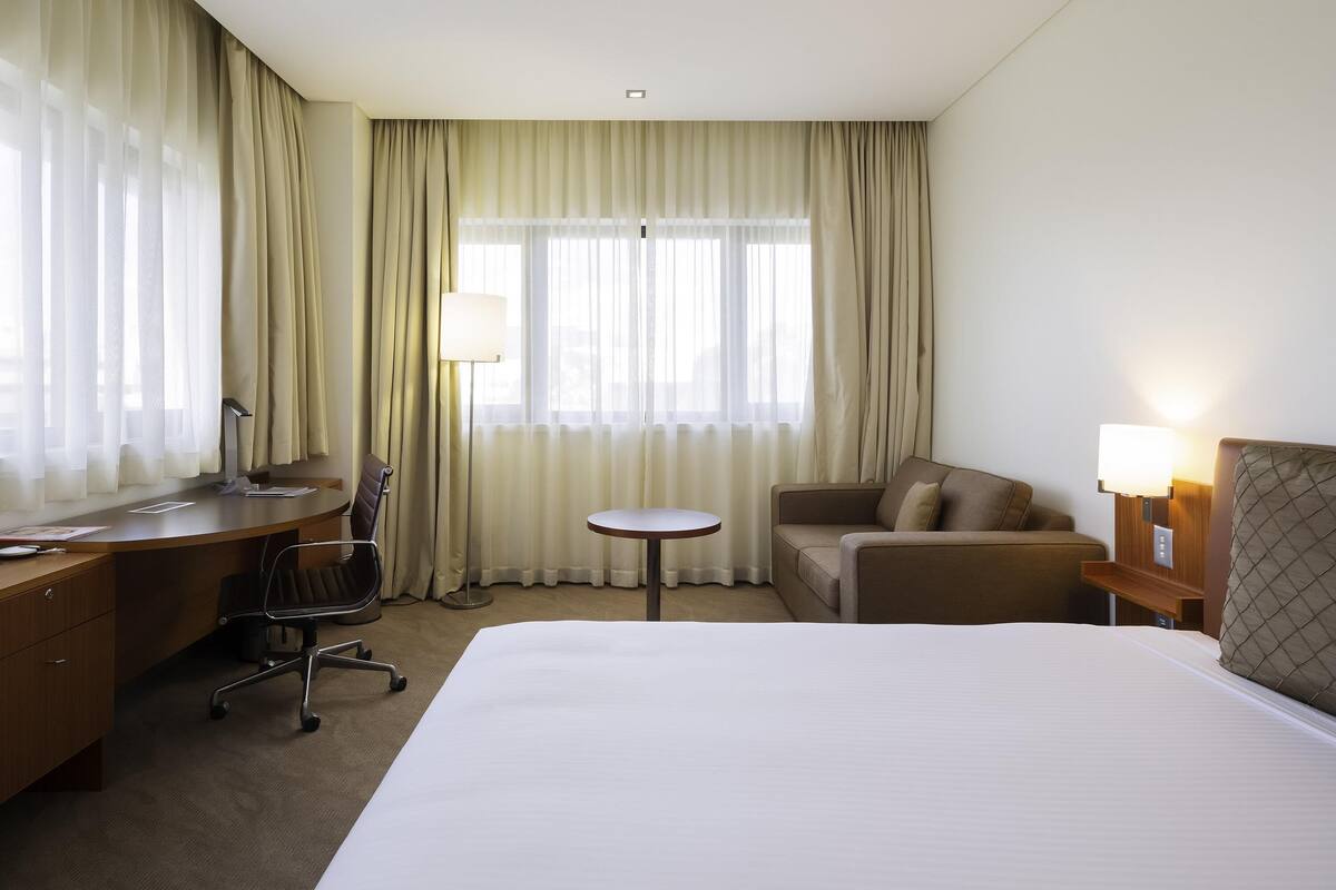 Executive Room, 1 King Bed with Sofa bed | In-room safe, desk, laptop workspace, blackout drapes
