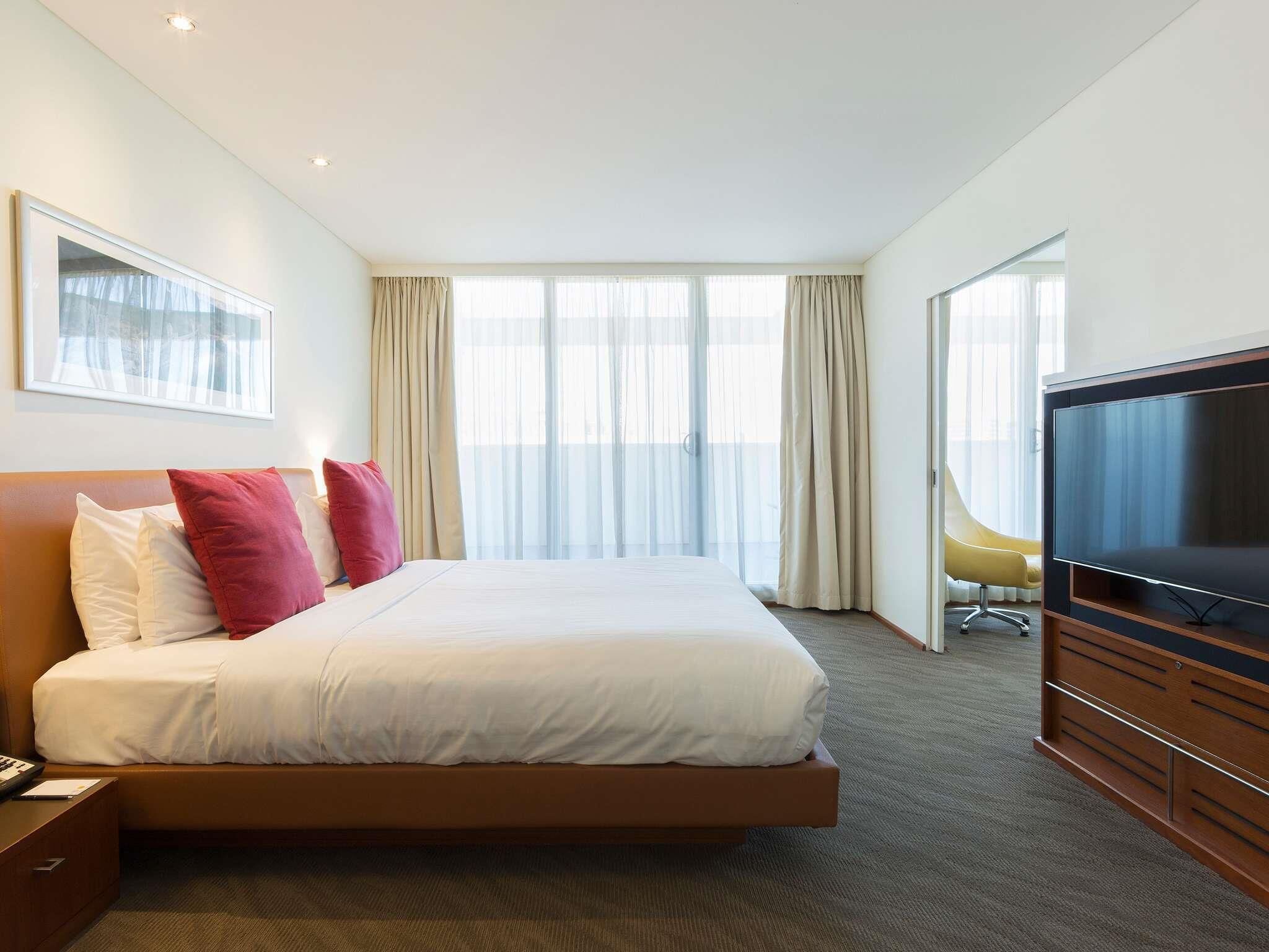Suite, 1 kingsize-seng, balkong | Safe på rommet, individuelt innredet og skrivebord