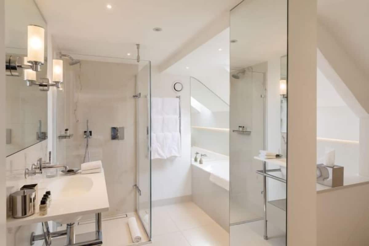 Bathroom | Free toiletries, hair dryer, bathrobes, slippers