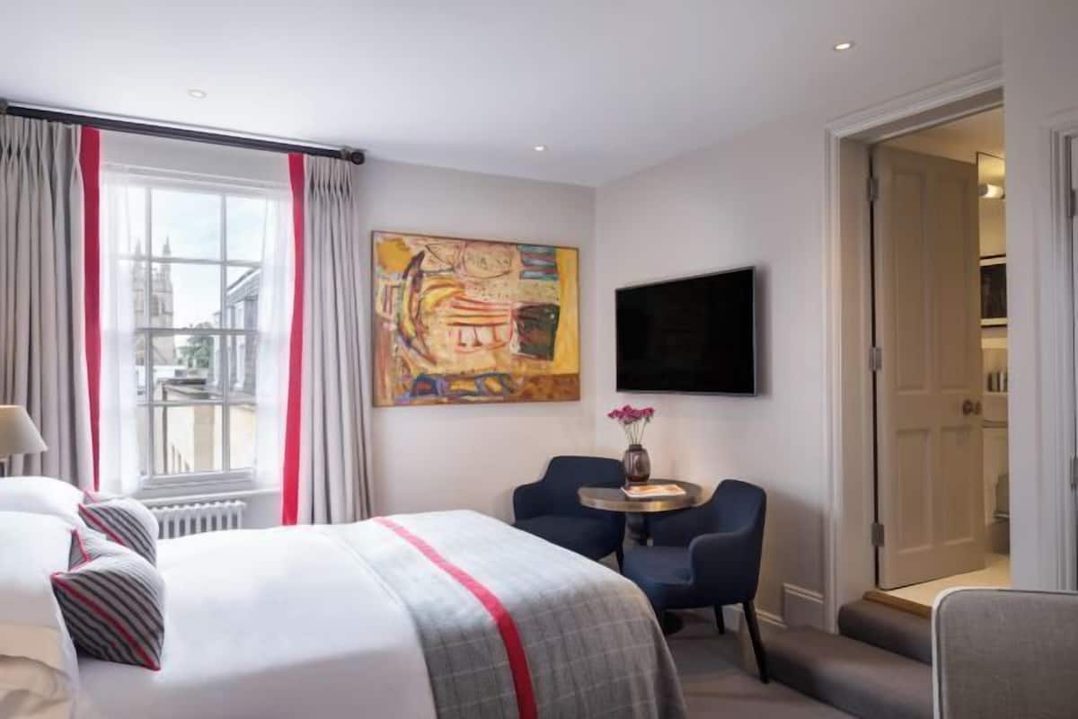 Egyptian cotton sheets, premium bedding, minibar (some free items)