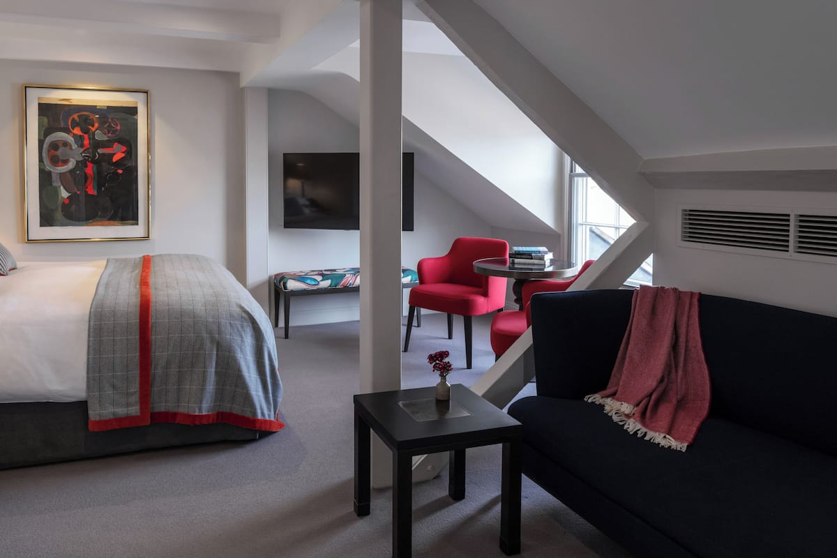 Egyptian cotton sheets, premium bedding, minibar (some free items)