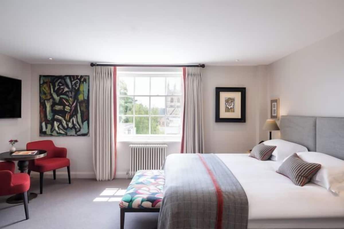 1 bedroom, Egyptian cotton sheets, premium bedding, free minibar items