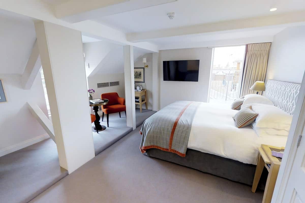 Superior Room, Balcony (Deluxe) | 1 bedroom, Egyptian cotton sheets, premium bedding, free minibar items