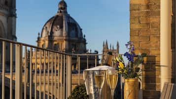 Egyptian cotton sheets, premium bedding, free minibar items