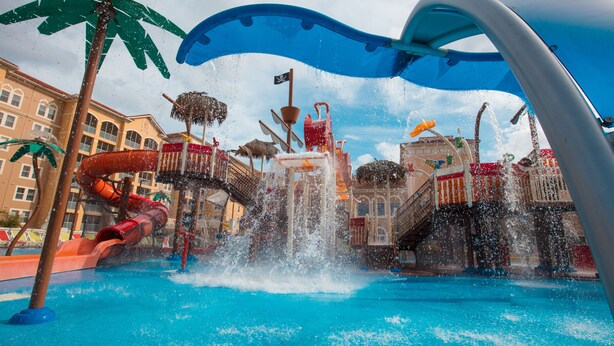 Un parque acuático con toboganes y atracciones de agua.