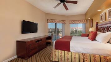 Caja de seguridad en la habitación y tabla de planchar con plancha