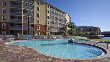 14 من حمّامات السباحة الخارجية، مقاعد للتشمس