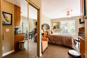 Deluxe Room, Kitchenette | Dihias secara berasingan, dilengkapkan perabot secara berasingan 