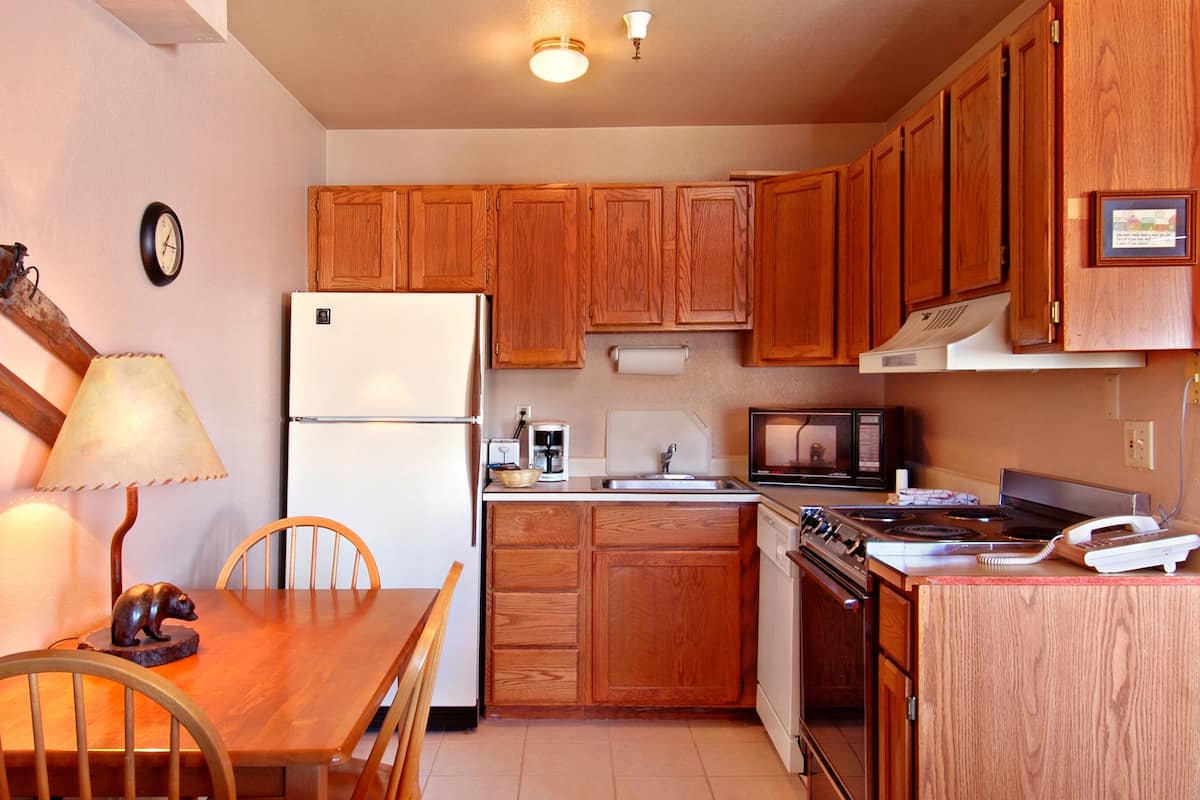 Full-size fridge, microwave, stovetop, coffee/tea maker