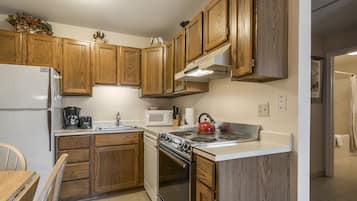 Condo estándar, 1 habitación | Cocina privada | Refrigerador con congelador, microondas y parrilla de estufa