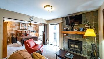 Deluxe Studio Suite | Living area | 27-inch TV with cable channels, DVD player