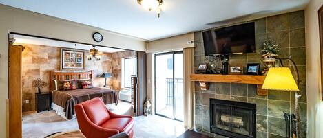 Deluxe-studiosviitti | Oleskelualue | 27–tuumainen televisio, jossa kaapelikanavat