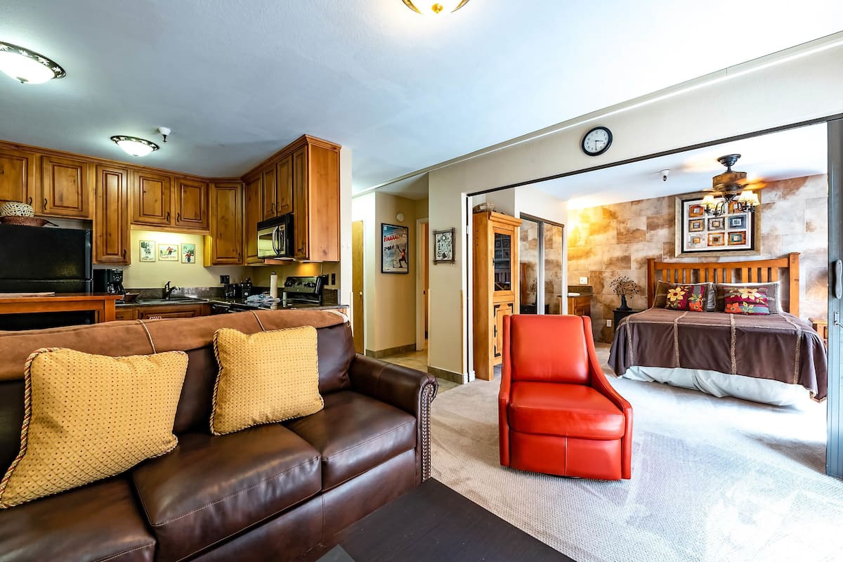 Deluxe Studio Suite | Living area | 27-inch TV with cable channels, DVD player