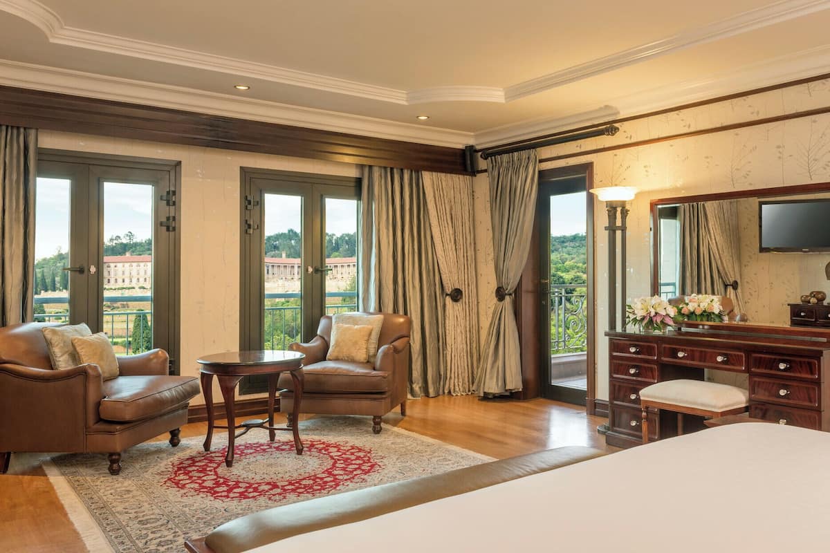 Chambre Présidentielle, 1 trÚs grand lit, vue ville, niveau Exécutif | 1 chambre, literie de qualité supérieure, couette en duvet d'oie