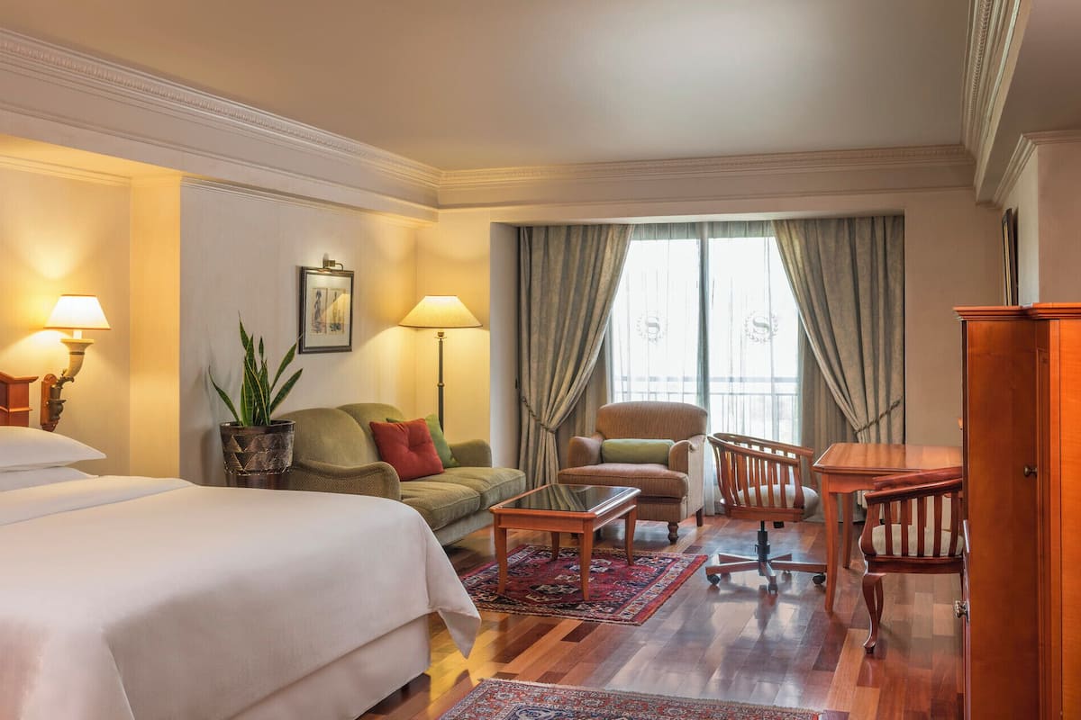Chambre Supérieure, 1 trÚs grand lit, accÚs au salon club, vue ville | 1 chambre, literie de qualité supérieure, couette en duvet d'oie