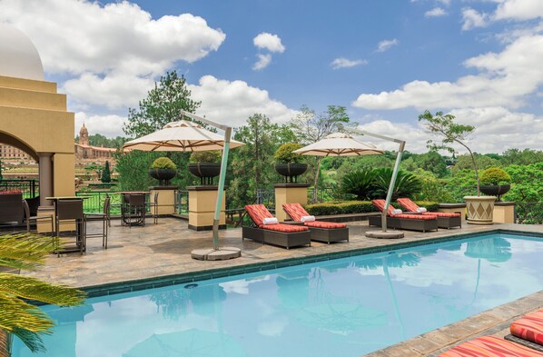 Alberca al aire libre y sombrillas en la alberca 