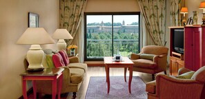 Chambre « Premier » | Coin séjour | Télévision LCD de 32 pouces avec chaînes par satellite, télévision