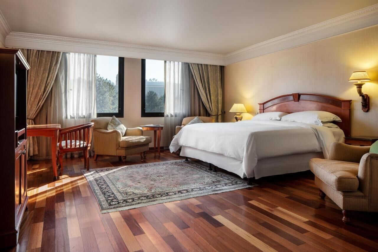 Premium bedding, down comforters, minibar, in-room safe