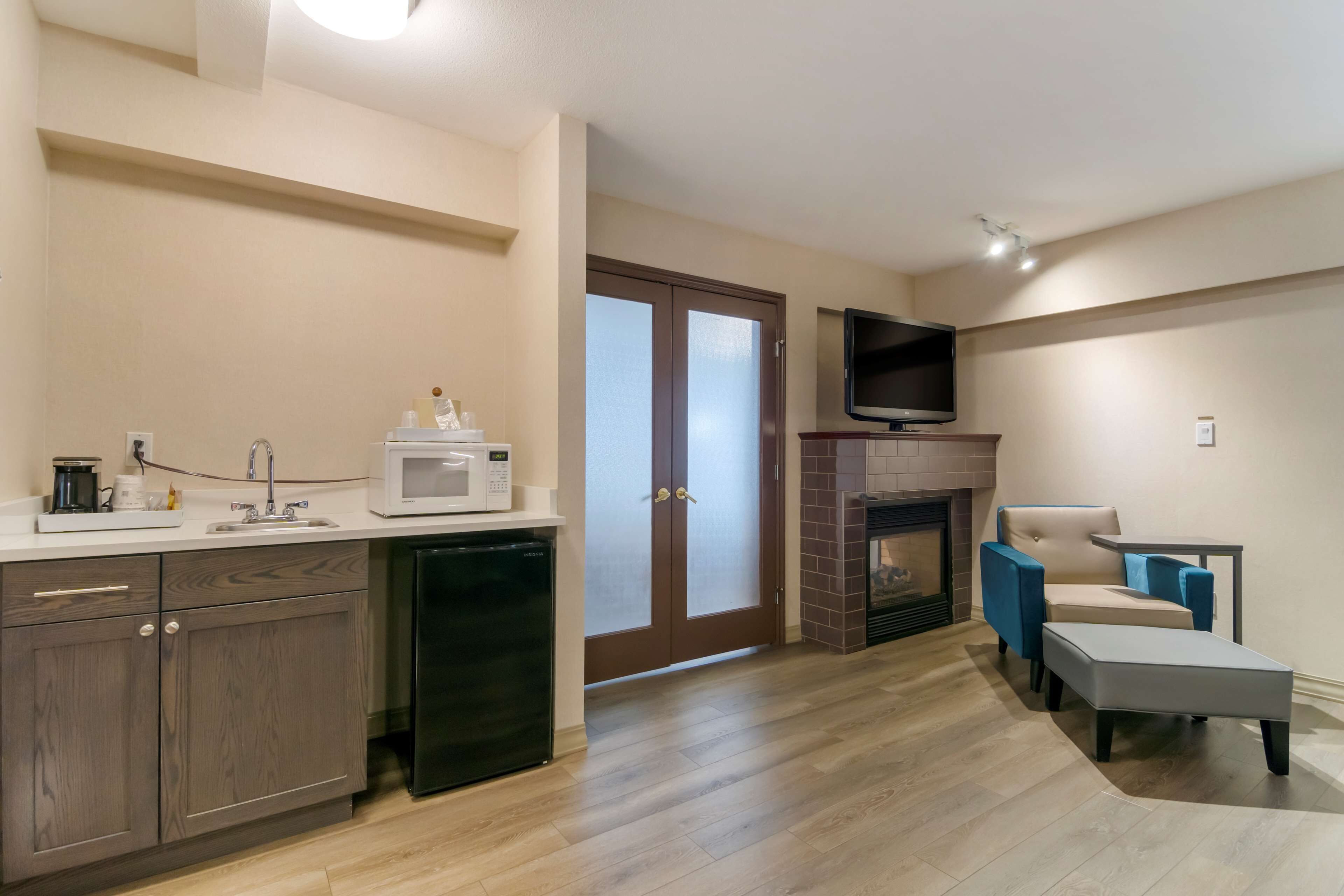 fridge, microwave, coffee/tea maker