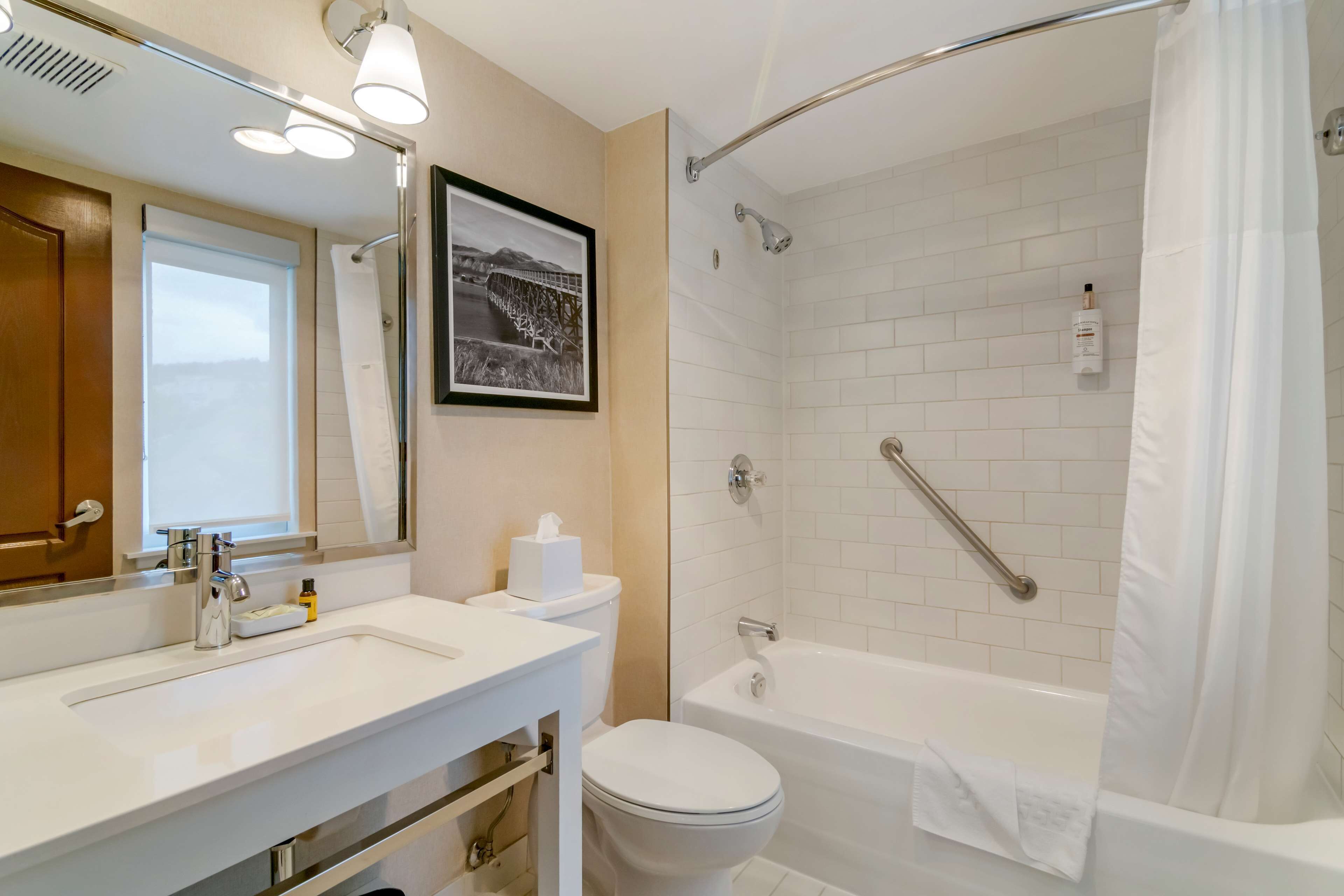 combined shower/bathtub, hair dryer, towels