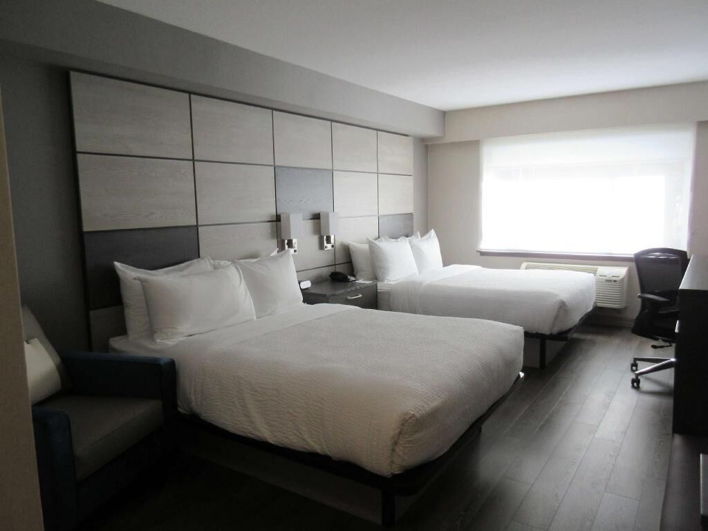 Hypo-allergenic bedding, down duvets, in-room safe, desk