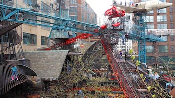 Una estructura exterior compleja con varios niveles y plataformas, rodeada de edificios urbanos.