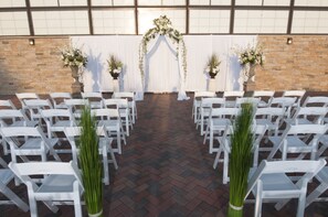 Outdoor wedding area - Holiday Inn St. Louis Arpt West-Earth City by IHG (Earth City)