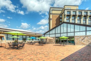 Terrace/patio - Holiday Inn St. Louis Arpt West-Earth City by IHG (Earth City)