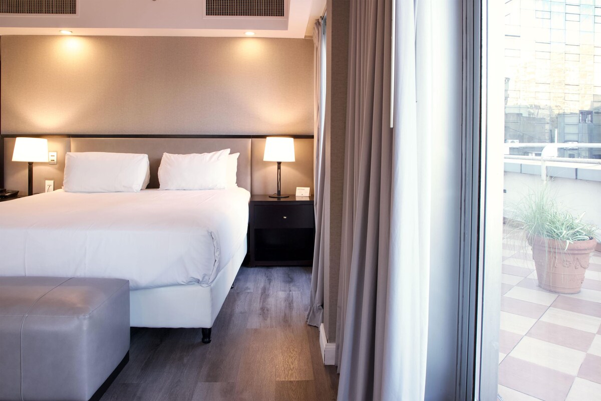 Suite, 1 King Bed, Balcony, Corner | Hypo-allergenic bedding available, down comforters, minibar