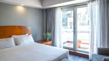Habitación, 1 cama de matrimonio grande, balcón | Ropa de cama hipoalergénica, edredones de plumas, minibar y caja fuerte