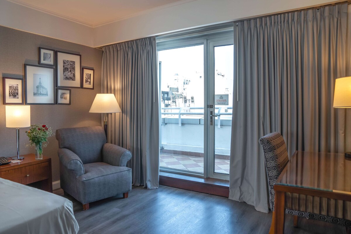Habitación, 1 cama de matrimonio grande, balcón | Ropa de cama hipoalergénica, edredones de plumas, minibar y caja fuerte