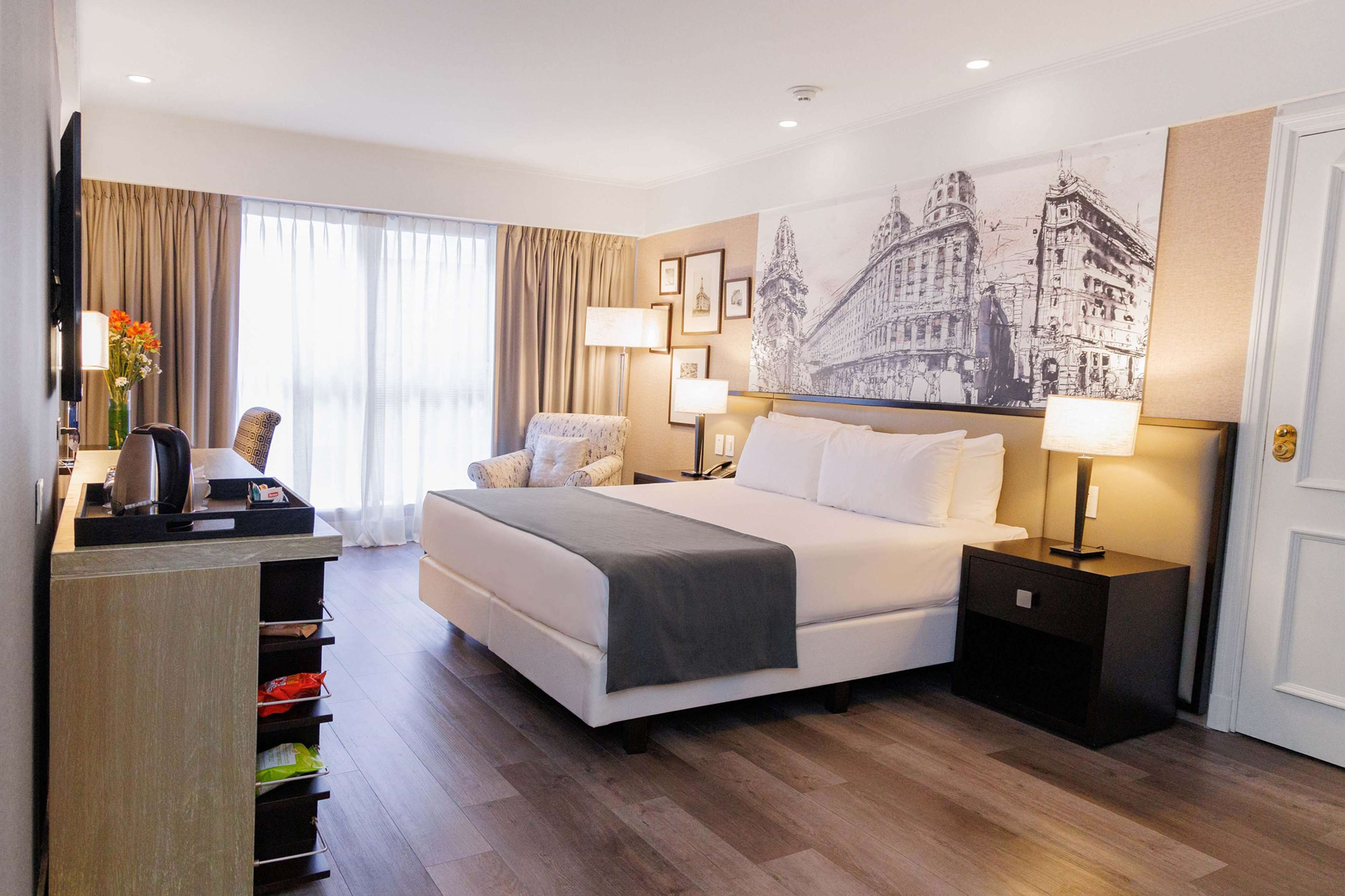 Quarto, 1 cama King, acessível (Roll-In Shower) | Roupas de cama antialérgicas, edredons de pluma, frigobar